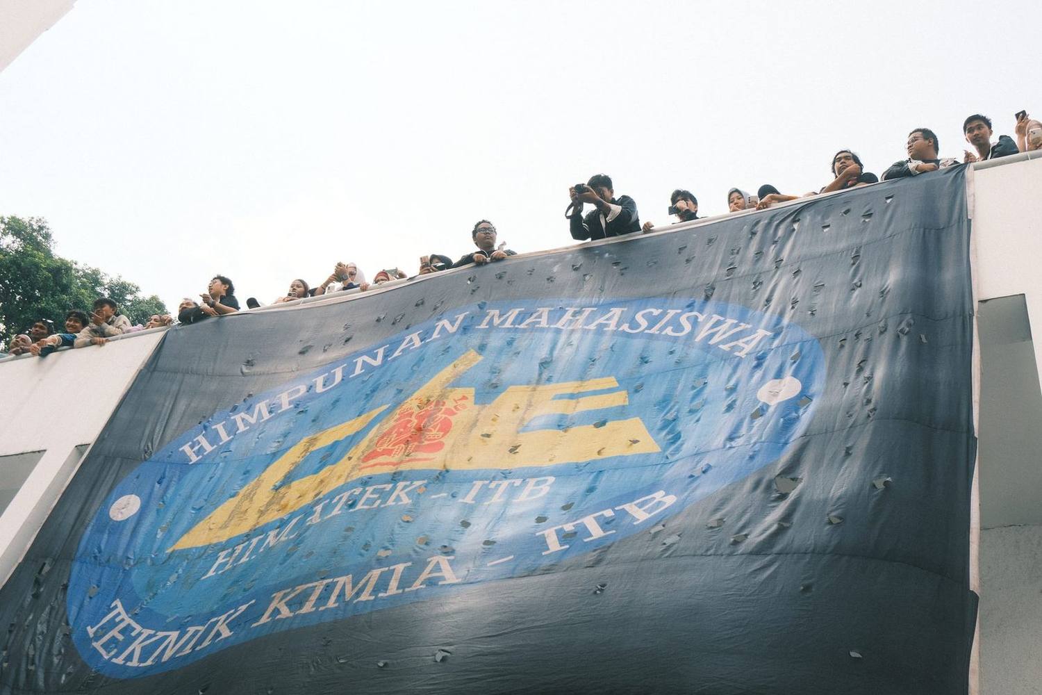 HIMATEK-ITB banner raised above a crowd