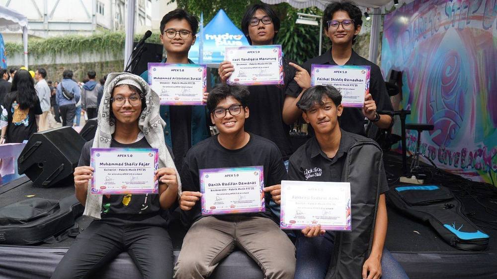Members celebrating together at APEX